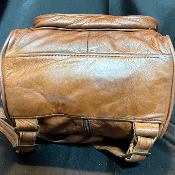 Golden Duck leather backpack/shoulder bag.   5-H7Ca - Picture 10 of 10